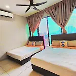 Central Kl City Condo With Balcony Infinity Pool & Lrt Mrt & Klcc Mall Access