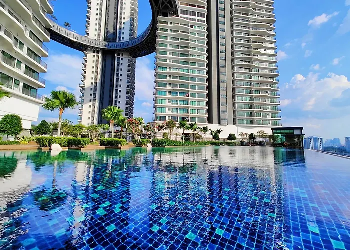 Central Kl City Condo With Balcony Infinity Pool & Lrt Mrt & Klcc Mall Access