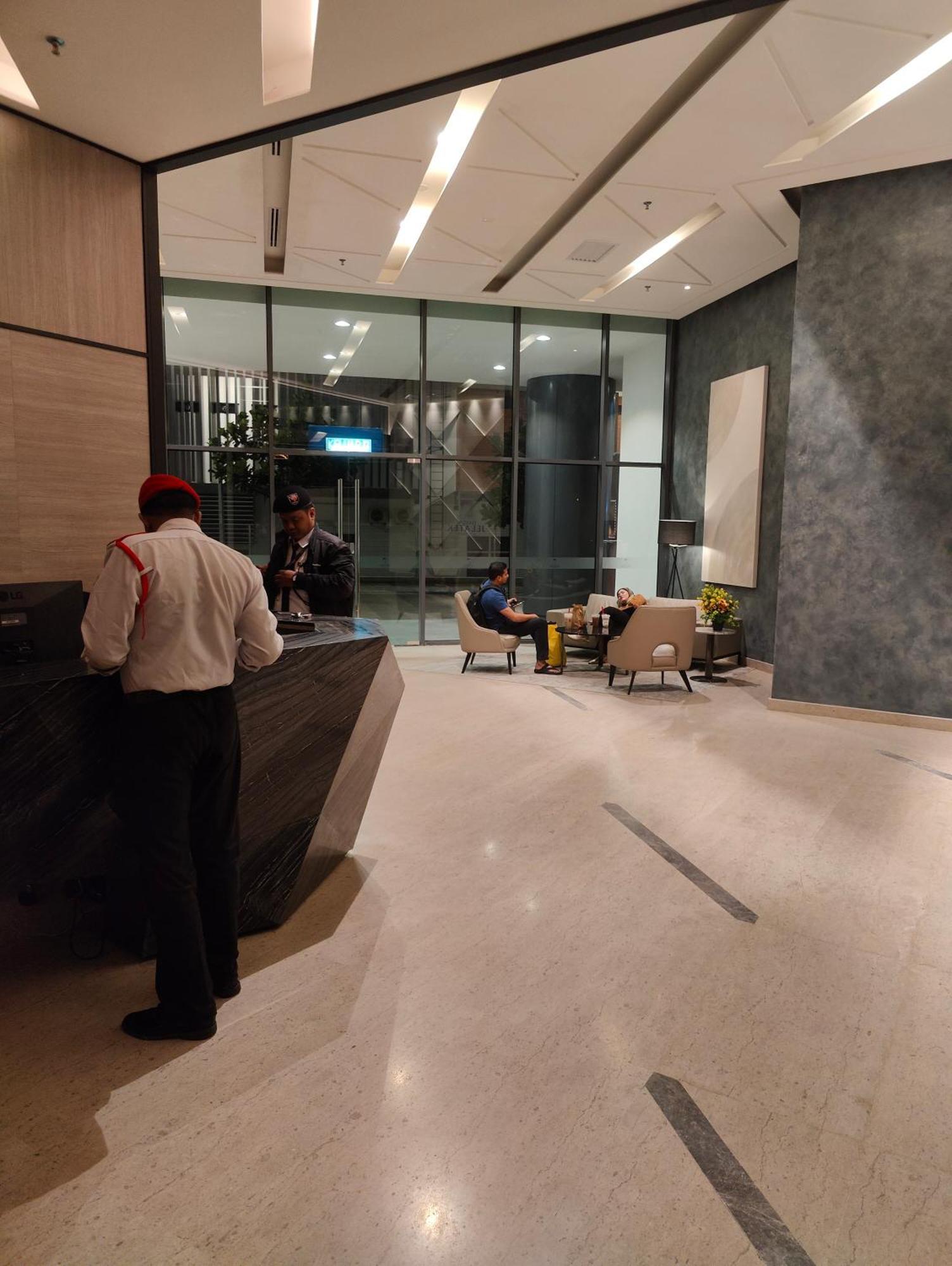 Apartment Central Kl City With Balcony Infinity Pool & Lrt Mrt & Klcc Mall Access