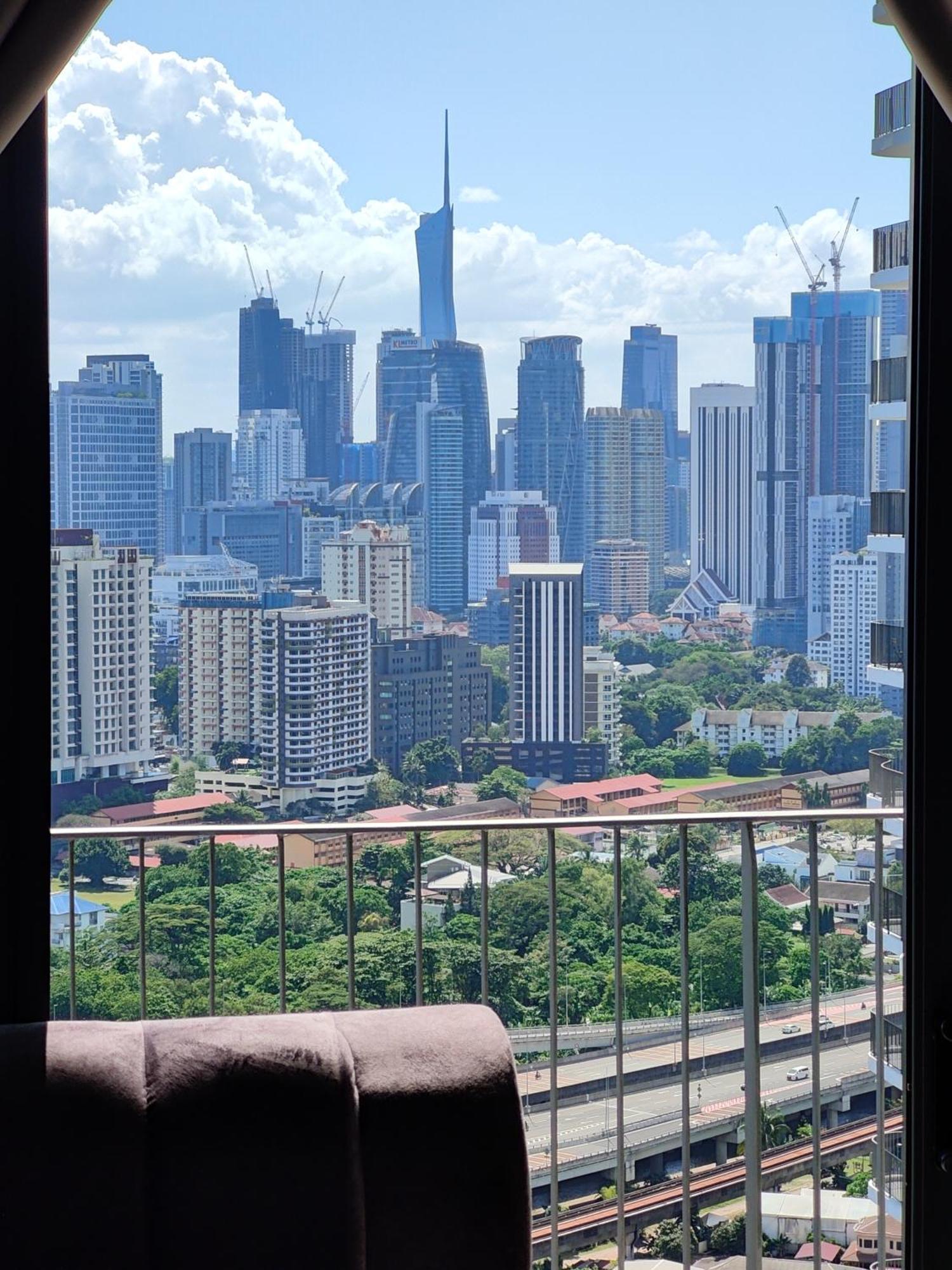 Central Kl City With Balcony Infinity Pool & Lrt Mrt & Klcc Mall Access Pangsapuri *