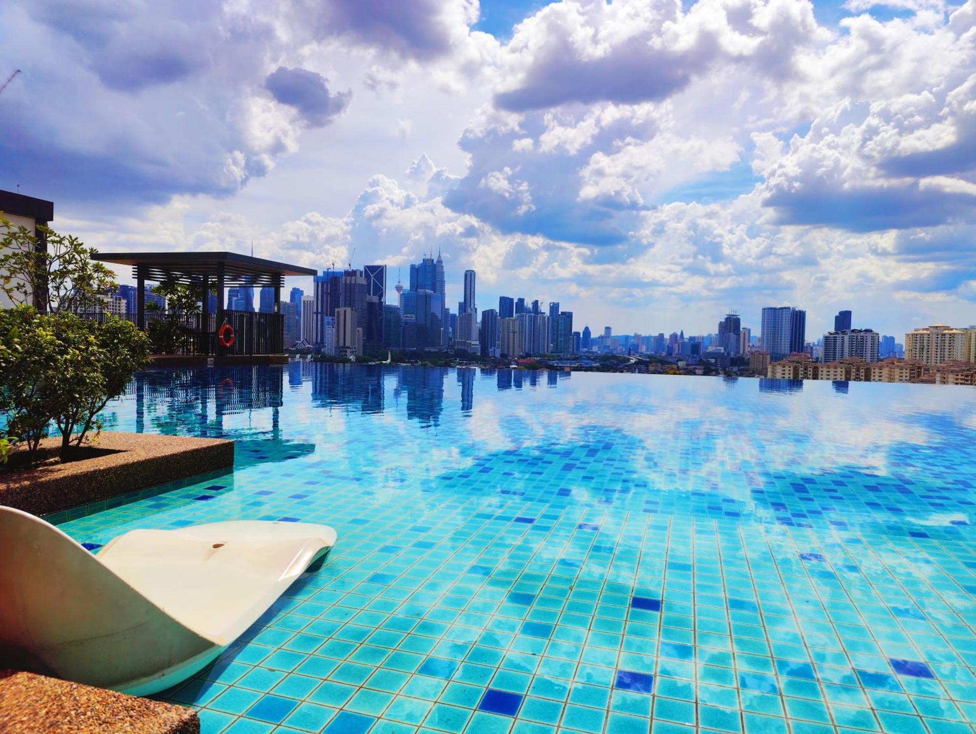 Pangsapuri Central Kl City With Balcony Infinity Pool & Lrt Mrt & Klcc Mall Access Kuala Lumpur