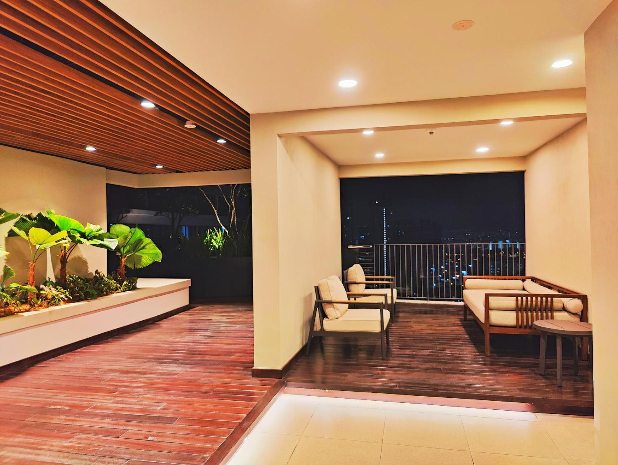 Central Kl City With Balcony Infinity Pool & Lrt Mrt & Klcc Mall Access Apartment *