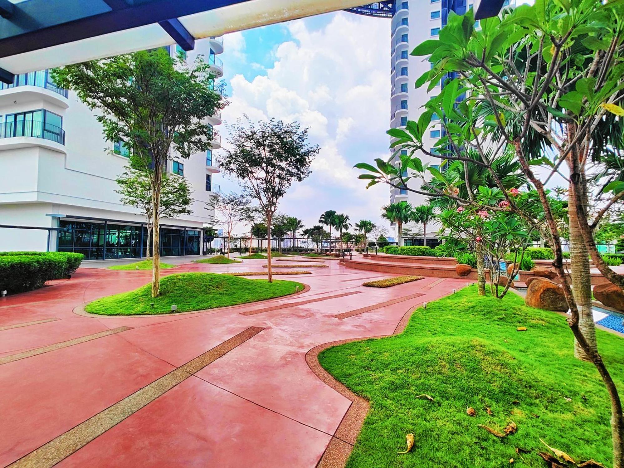 Central Kl City With Balcony Infinity Pool & Lrt Mrt & Klcc Mall Access *