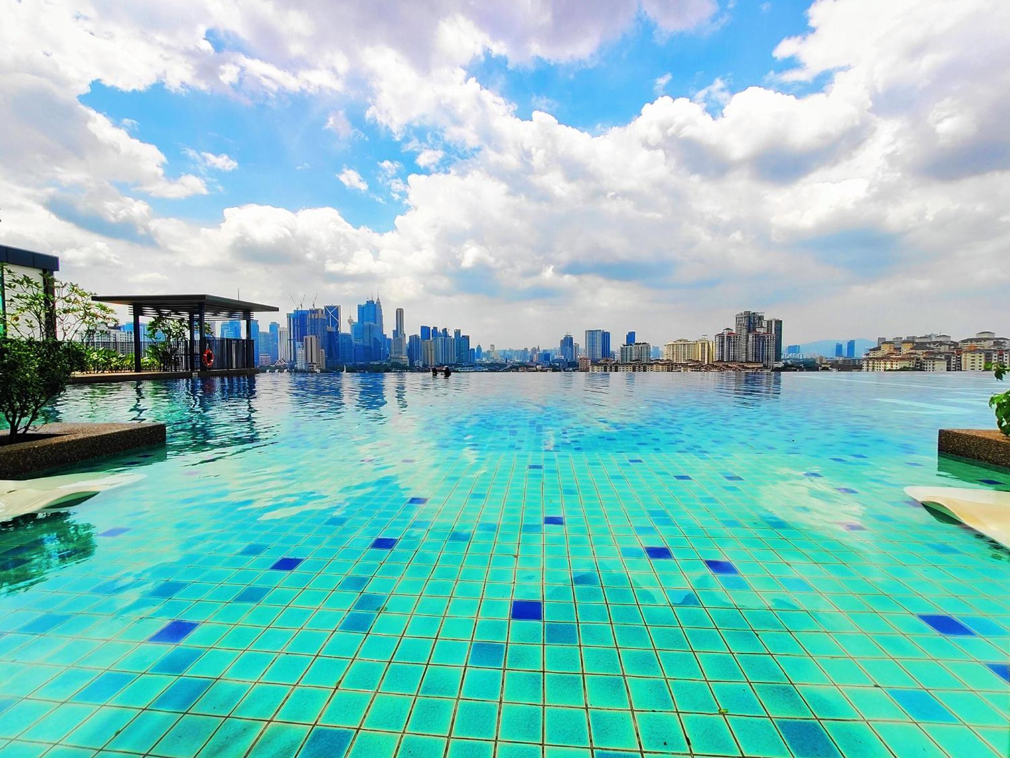 Central Kl City With Balcony Infinity Pool & Lrt Mrt & Klcc Mall Access Pangsapuri