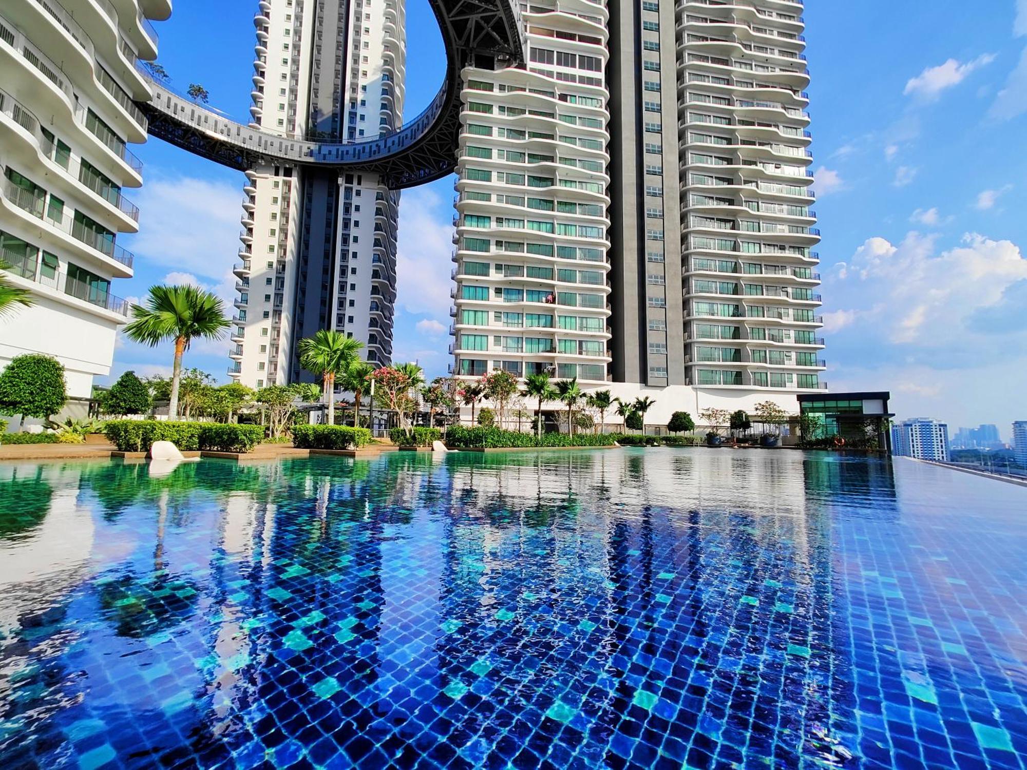 Apartment Central Kl City With Balcony Infinity Pool & Lrt Mrt & Klcc Mall Access