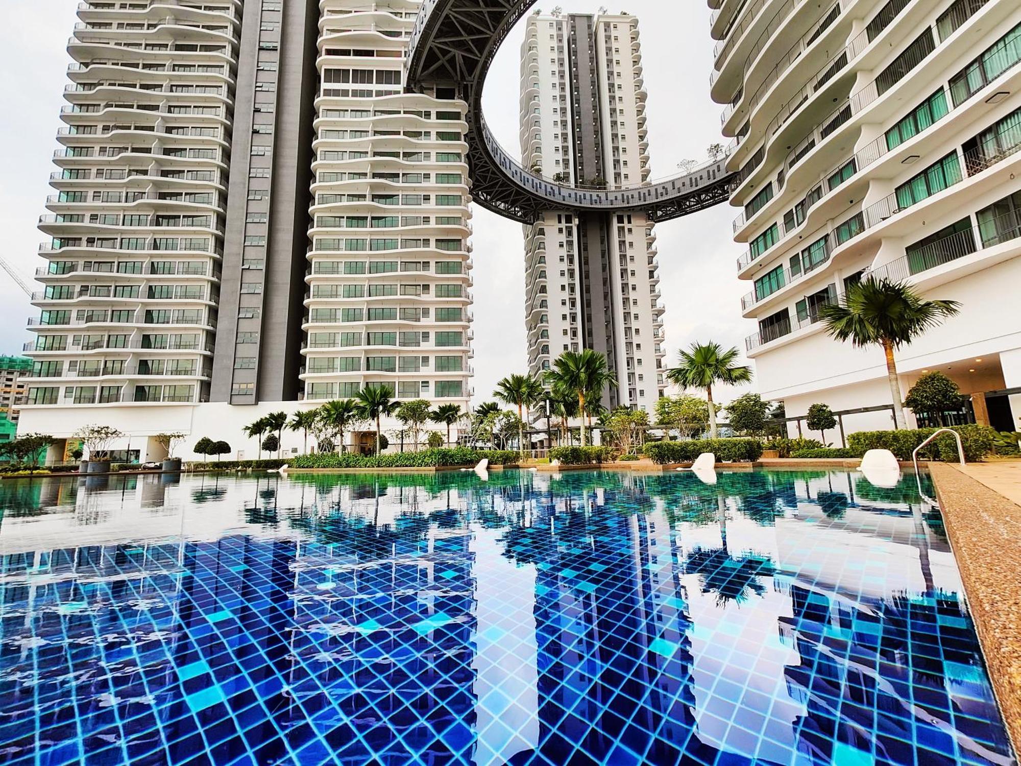 Central Kl City With Balcony Infinity Pool & Lrt Mrt & Klcc Mall Access Kuala Lumpur