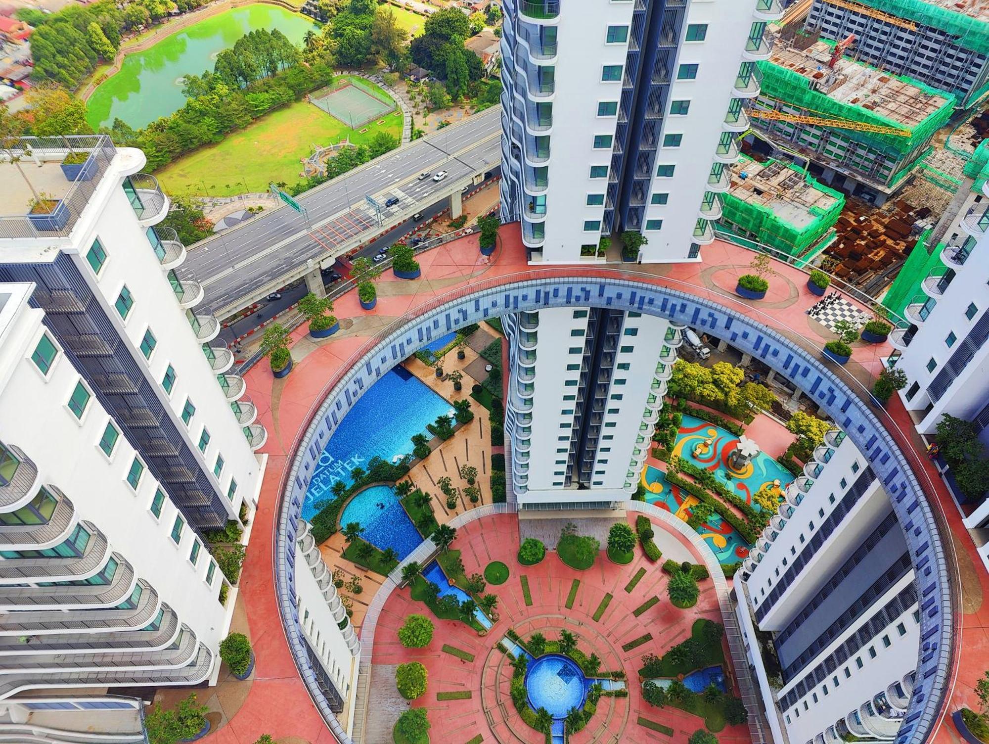 Central Kl City With Balcony Infinity Pool & Lrt Mrt & Klcc Mall Access Pangsapuri