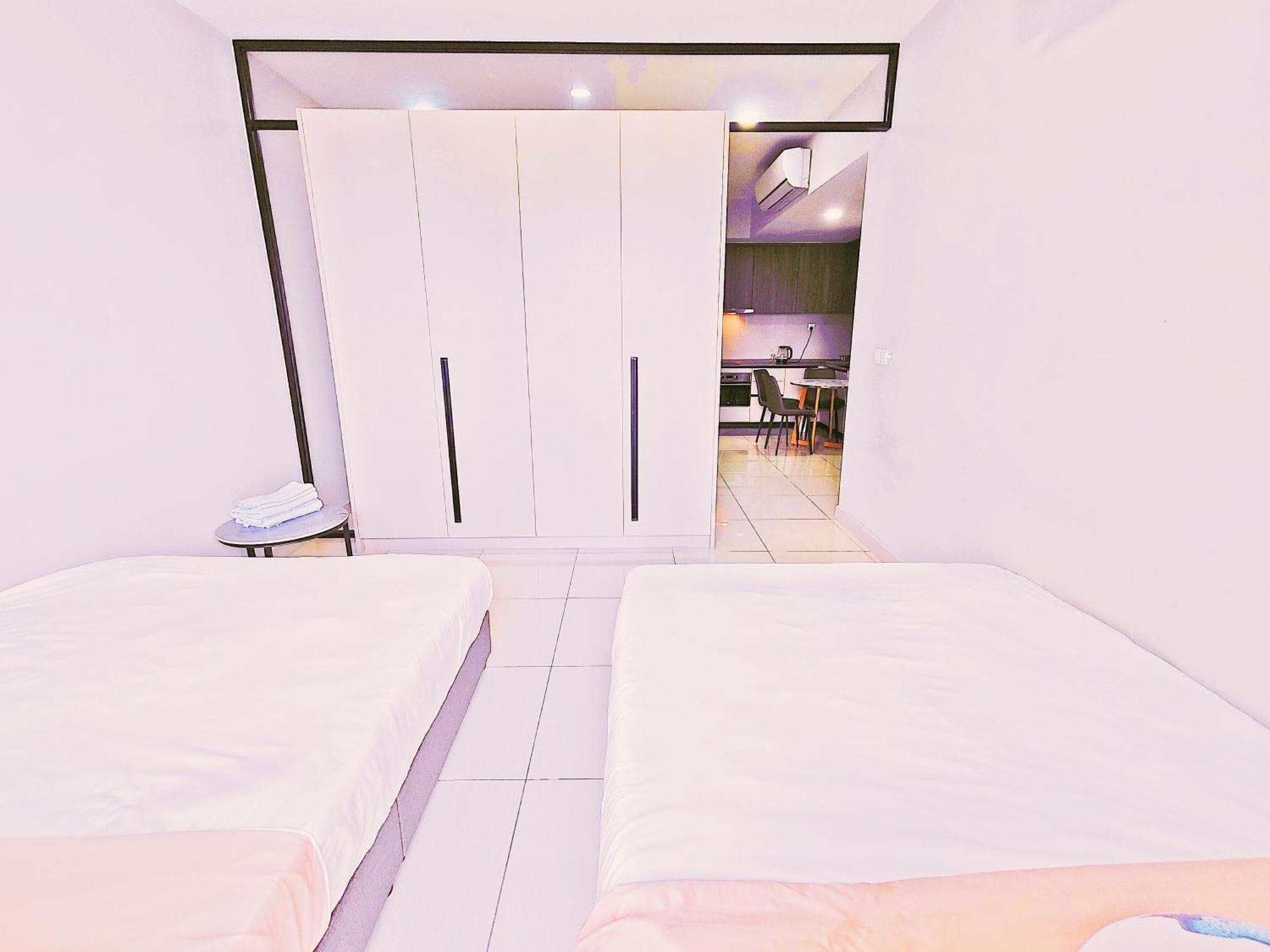Central Kl City With Balcony Infinity Pool & Lrt Mrt & Klcc Mall Access Pangsapuri Kuala Lumpur