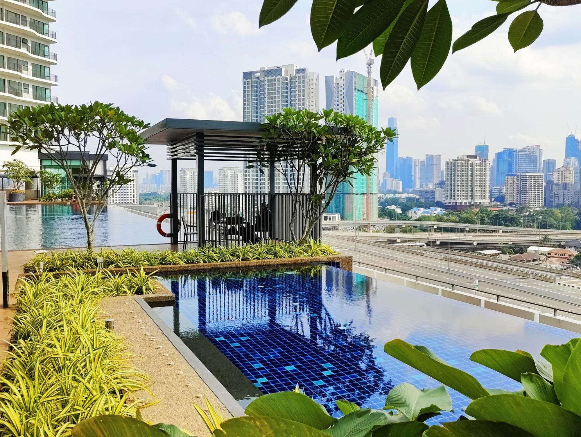 Central Kl City With Balcony Infinity Pool & Lrt Mrt & Klcc Mall Access Apartment *